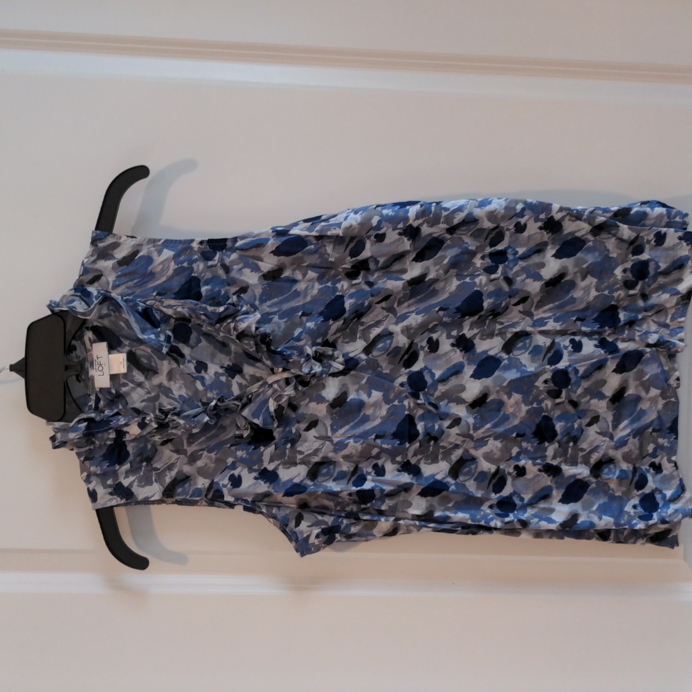 NWOT Loft V Neck Sleeveless Blouse with Ruffled Collar Size: M